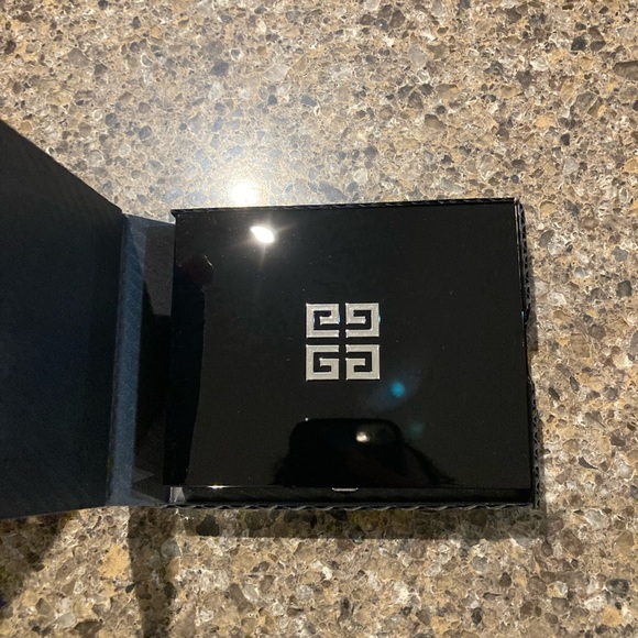 Le 9 De Givenchy Eyeshadow Palette - Picture 8 of 10